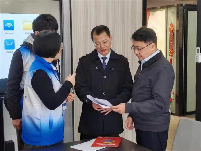 市领导检查经济普查入户登记工作